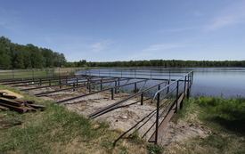 Trwa remont molo na zalewie Klekot. 10