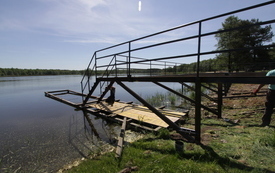 Trwa remont molo na zalewie Klekot. 12