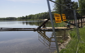 Trwa remont molo na zalewie Klekot. 15