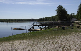 Trwa remont molo na zalewie Klekot. 16