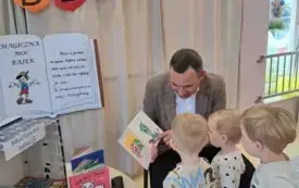 urmistrz Grzegorz Dziubek odwiedził plac&oacute;wkę, aby przeczytać najmłodszym bajkę.  4
