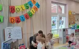 urmistrz Grzegorz Dziubek odwiedził plac&oacute;wkę, aby przeczytać najmłodszym bajkę.  5