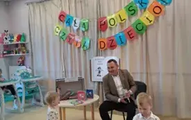 urmistrz Grzegorz Dziubek odwiedził plac&oacute;wkę, aby przeczytać najmłodszym bajkę.  6