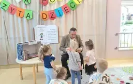 urmistrz Grzegorz Dziubek odwiedził plac&oacute;wkę, aby przeczytać najmłodszym bajkę.  10