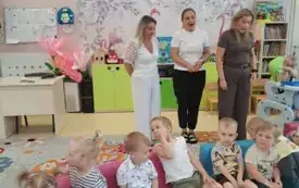 urmistrz Grzegorz Dziubek odwiedził plac&oacute;wkę, aby przeczytać najmłodszym bajkę.  20