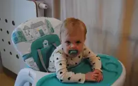 Burmistrz Grzegorz Dziubek odwiedził plac&oacute;wkę, aby przeczytać najmłodszym bajkę.  28