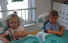 Burmistrz Grzegorz Dziubek odwiedził plac&oacute;wkę, aby przeczytać najmłodszym bajkę.  29