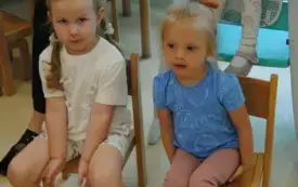 Burmistrz Grzegorz Dziubek odwiedził plac&oacute;wkę, aby przeczytać najmłodszym bajkę.  31