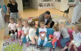 Burmistrz Grzegorz Dziubek odwiedził plac&oacute;wkę, aby przeczytać najmłodszym bajkę.  36