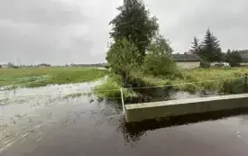 Mieszkańcy gminy Włoszczowa walczą z żywiołem. 9