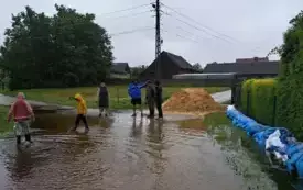 Mieszkańcy gminy Włoszczowa walczą z żywiołem. 15