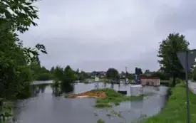 Mieszkańcy gminy Włoszczowa walczą z żywiołem. 17