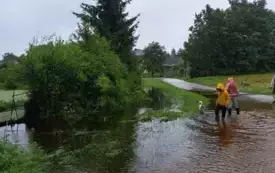 Mieszkańcy gminy Włoszczowa walczą z żywiołem. 20