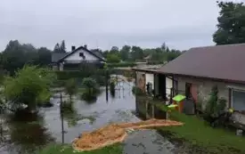 Mieszkańcy gminy Włoszczowa walczą z żywiołem. 25