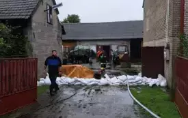 Mieszkańcy gminy Włoszczowa walczą z żywiołem. 52