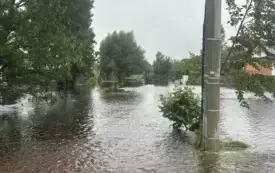 Mieszkańcy gminy Włoszczowa walczą z żywiołem. 55