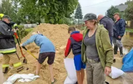 Mieszkańcy gminy Włoszczowa walczą z żywiołem. 60