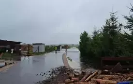 Mieszkańcy gminy Włoszczowa walczą z żywiołem. 64