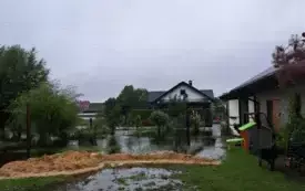 Mieszkańcy gminy Włoszczowa walczą z żywiołem. 72