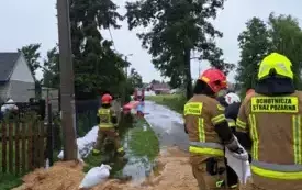 Mieszkańcy gminy Włoszczowa walczą z żywiołem. 79