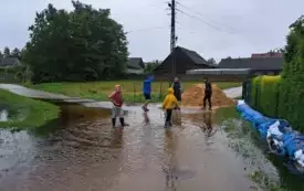 Mieszkańcy gminy Włoszczowa walczą z żywiołem. 81