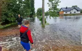 Mieszkańcy gminy Włoszczowa walczą z żywiołem. 83