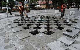 Zwracamy się z prośbą do wszystkich mieszkańc&oacute;w, by reagowali na wszelkie pr&oacute;by zanieczyszczania bądź dewastowania fontanny. 6