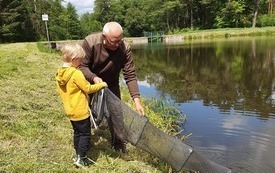 Koło Miejskie Polskiego Związku Wędkarskiego we Włoszczowie w minioną niedzielę zorganizowało zawody dla dzieci na Biadaszku. 13