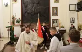 Sztandar to nie tylko tkanina, lecz idea, kt&oacute;ra uczy,  jak w codzienności nie zapominać o wartościach, kt&oacute;re tworzą naszą małą ojczyznę.  24