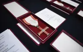 Wyzywali mnie od najgorszych, krzyczeli na mnie i zamknęli w areszcie - wspominała szykany po strajku o krzyże katechetka Lucyna Rydzek. 1