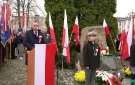 Przemawia burmistrz Włoszczowy Grzegorz Dziubek. 1