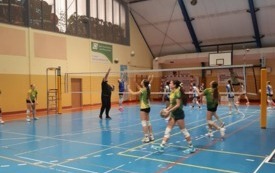 Młodziczki z całego kraju walczą we Włoszczowie. 16