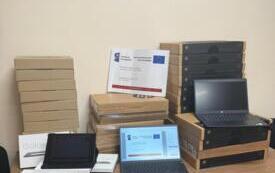 Do szk&oacute;ł w&nbsp;gminie Włoszczowa trafiły dziesiątki nowych urządzeń multimedialnych. 1