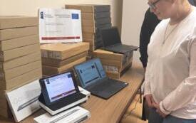 Do szk&oacute;ł w&nbsp;gminie Włoszczowa trafiły dziesiątki nowych urządzeń multimedialnych. 3