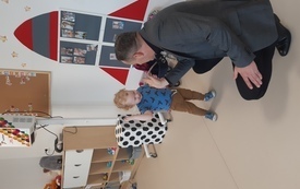 Burmistrz Grzegorz Dziubek odwiedził dzisiaj Samorządowy Żłobek w Łachowie. 1