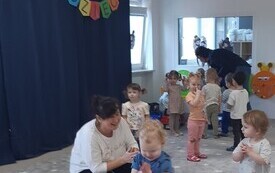 Burmistrz Grzegorz Dziubek odwiedził dzisiaj Samorządowy Żłobek w Łachowie. 2