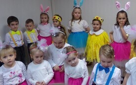 Tradycją stało się już, że do Urzędu Gminy z wizytą, prgramem artystycznym i pięknymi własnoręcznie wykonanymi upominkami przychodzą przedszkolaki.  13