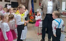 Tradycją stało się już, że do Urzędu Gminy z wizytą, prgramem artystycznym i pięknymi własnoręcznie wykonanymi upominkami przychodzą przedszkolaki.  30