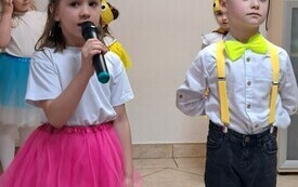Tradycją stało się już, że do Urzędu Gminy z wizytą, prgramem artystycznym i pięknymi własnoręcznie wykonanymi upominkami przychodzą przedszkolaki.  56