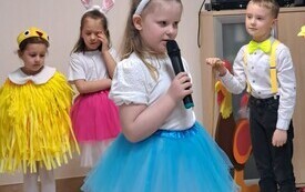 Tradycją stało się już, że do Urzędu Gminy z wizytą, prgramem artystycznym i pięknymi własnoręcznie wykonanymi upominkami przychodzą przedszkolaki.  60