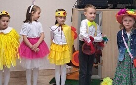 Tradycją stało się już, że do Urzędu Gminy z wizytą, prgramem artystycznym i pięknymi własnoręcznie wykonanymi upominkami przychodzą przedszkolaki.  61