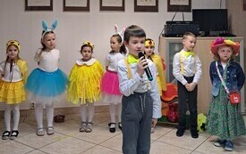 Tradycją stało się już, że do Urzędu Gminy z wizytą, prgramem artystycznym i pięknymi własnoręcznie wykonanymi upominkami przychodzą przedszkolaki.  62