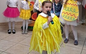 Tradycją stało się już, że do Urzędu Gminy z wizytą, prgramem artystycznym i pięknymi własnoręcznie wykonanymi upominkami przychodzą przedszkolaki.  69