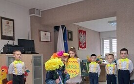 Tradycją stało się już, że do Urzędu Gminy z wizytą, prgramem artystycznym i pięknymi własnoręcznie wykonanymi upominkami przychodzą przedszkolaki.  74