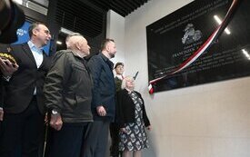 Dworzec kolejowy w Kielcach z imieniem generała Franciszka Kamińskiego. Uroczystość z udziałem władz i kombatant&oacute;w. 3