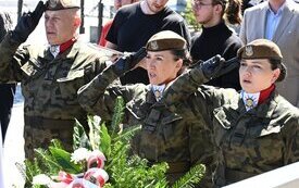 Dworzec kolejowy w Kielcach z imieniem generała Franciszka Kamińskiego. Uroczystość z udziałem władz i kombatant&oacute;w. 6