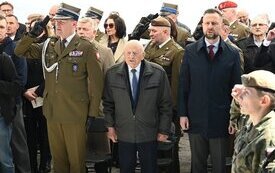 Dworzec kolejowy w Kielcach z imieniem generała Franciszka Kamińskiego. Uroczystość z udziałem władz i kombatant&oacute;w. 7