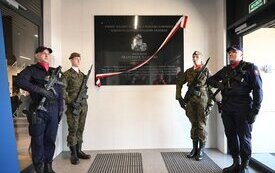 Dworzec kolejowy w Kielcach z imieniem generała Franciszka Kamińskiego. Uroczystość z udziałem władz i kombatant&oacute;w. 10