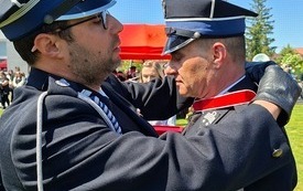Burmistrz Grzegorz Dziubek odznaczony Złotym Znakiem Związku OSP RP. 1
