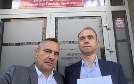 Burmistrz Grzegorz Dziubek oraz skarbnik Dariusz G&oacute;rski w Świętokrzyskim Urzędzie Marszałkowskim. 1
